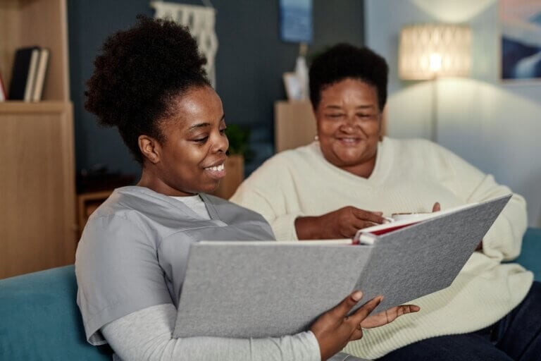 Home caregiver spending time with a client, illustrating what does a home caregiver do during a typical day