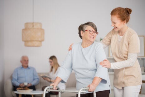 a professional caregvier provides respite care for family caregivers at home